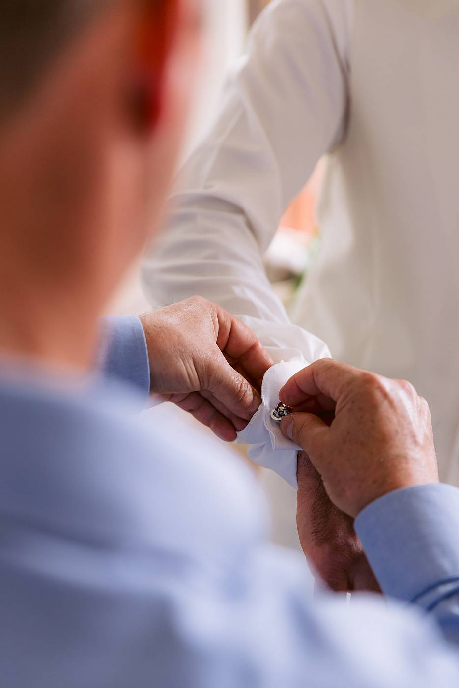 Gros plan sur les boutons de manchette lors des préparatifs