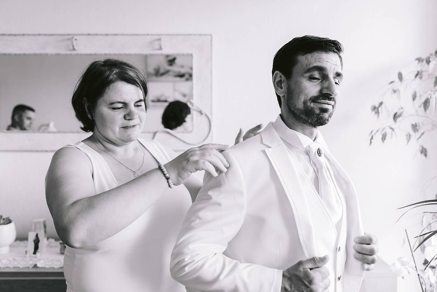 Le marié enfile son costume