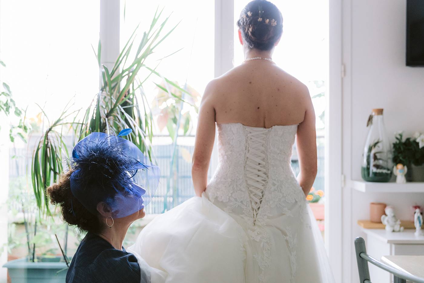 La mariée et sa mère lors des préparatifs