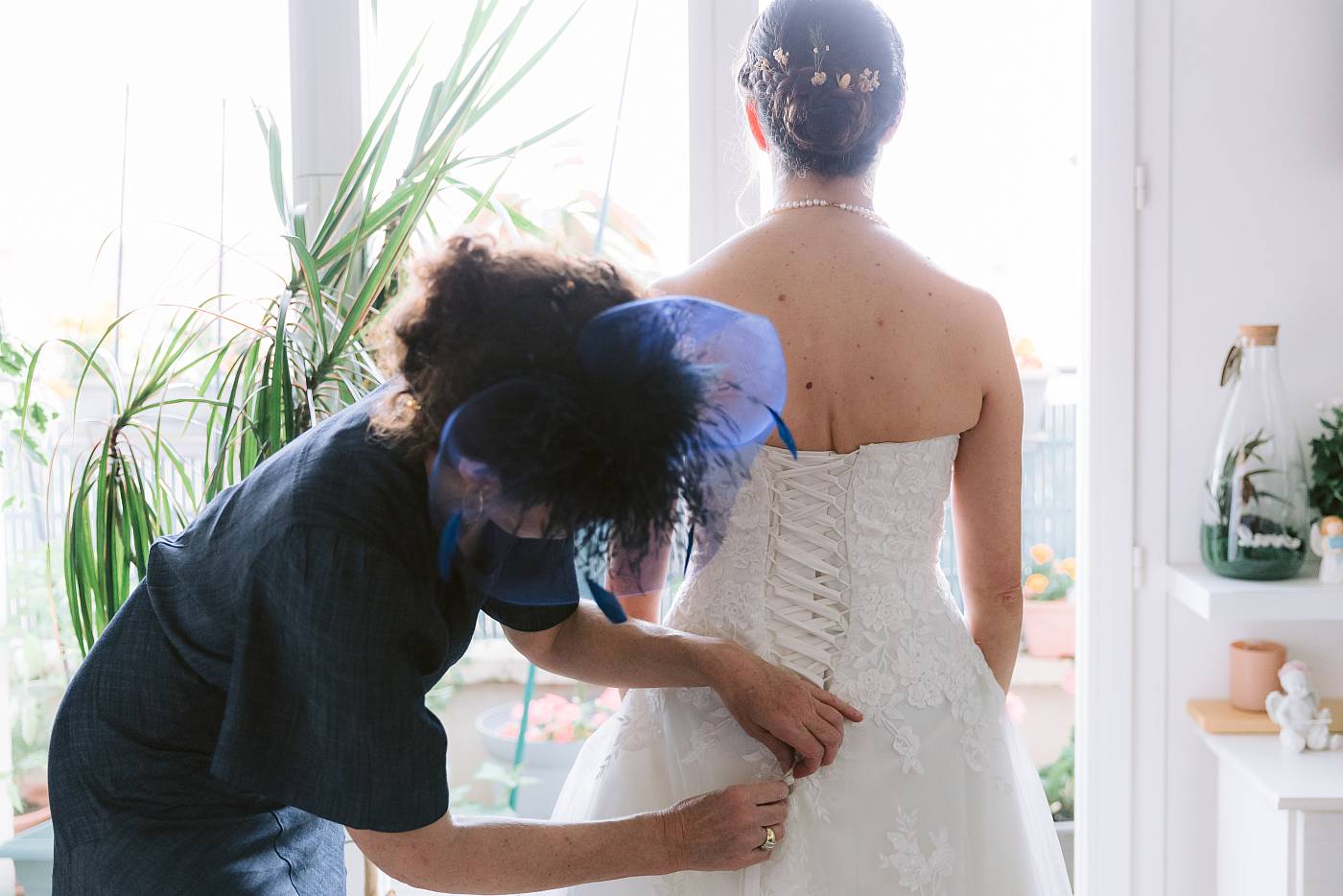 La maman de la mariée ajuste la robe