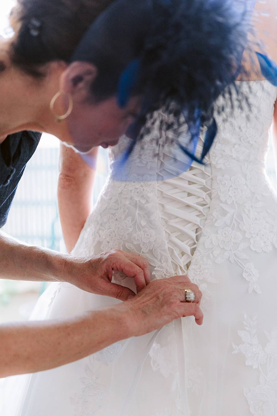 Gros plan sur le dos de la robe de la mariée