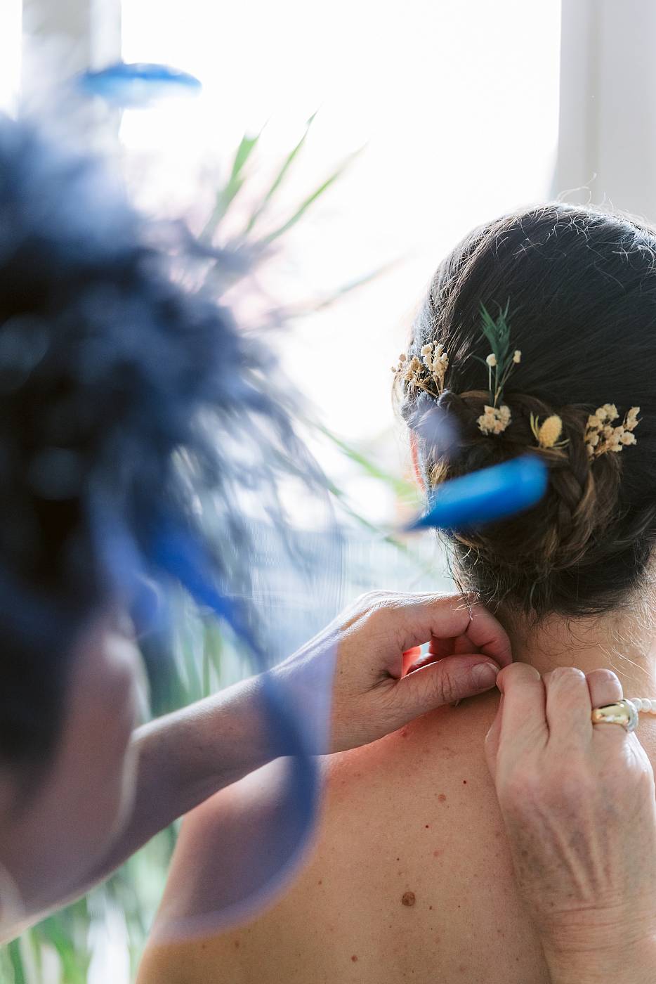 La mère de la mariée attache le collier