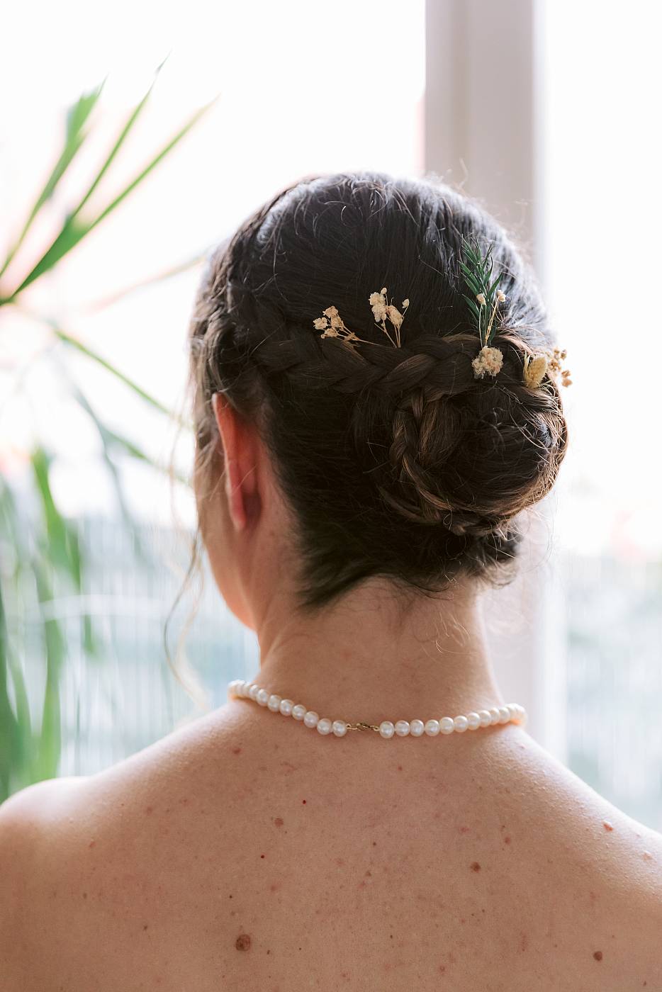 Gros plan sur le collier de la mariée de dos