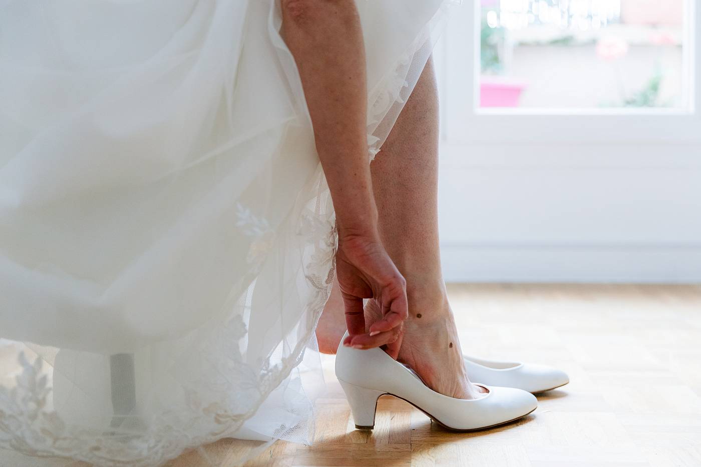 La mariée enfile ses escarpins