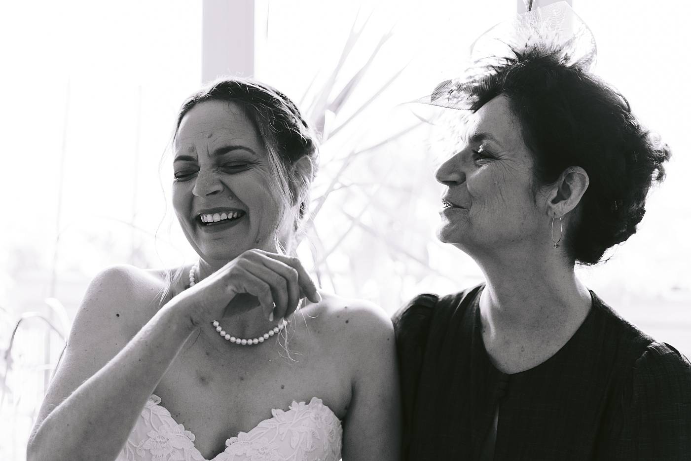 Le fou rire de la mariée pendant ses préparatifs