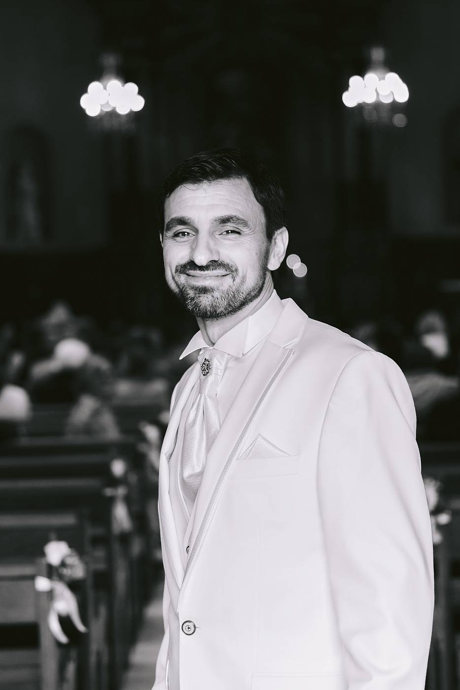 Portrait du marié à l'entrée de l'église de Montesson