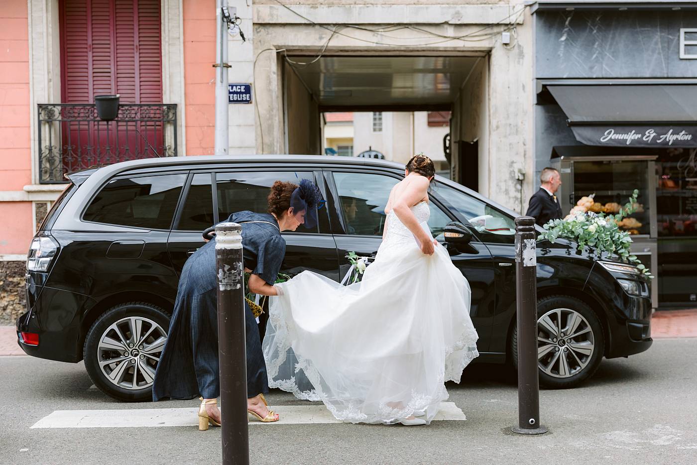 La mariée et sa maman arrivent à l'église de Montesson
