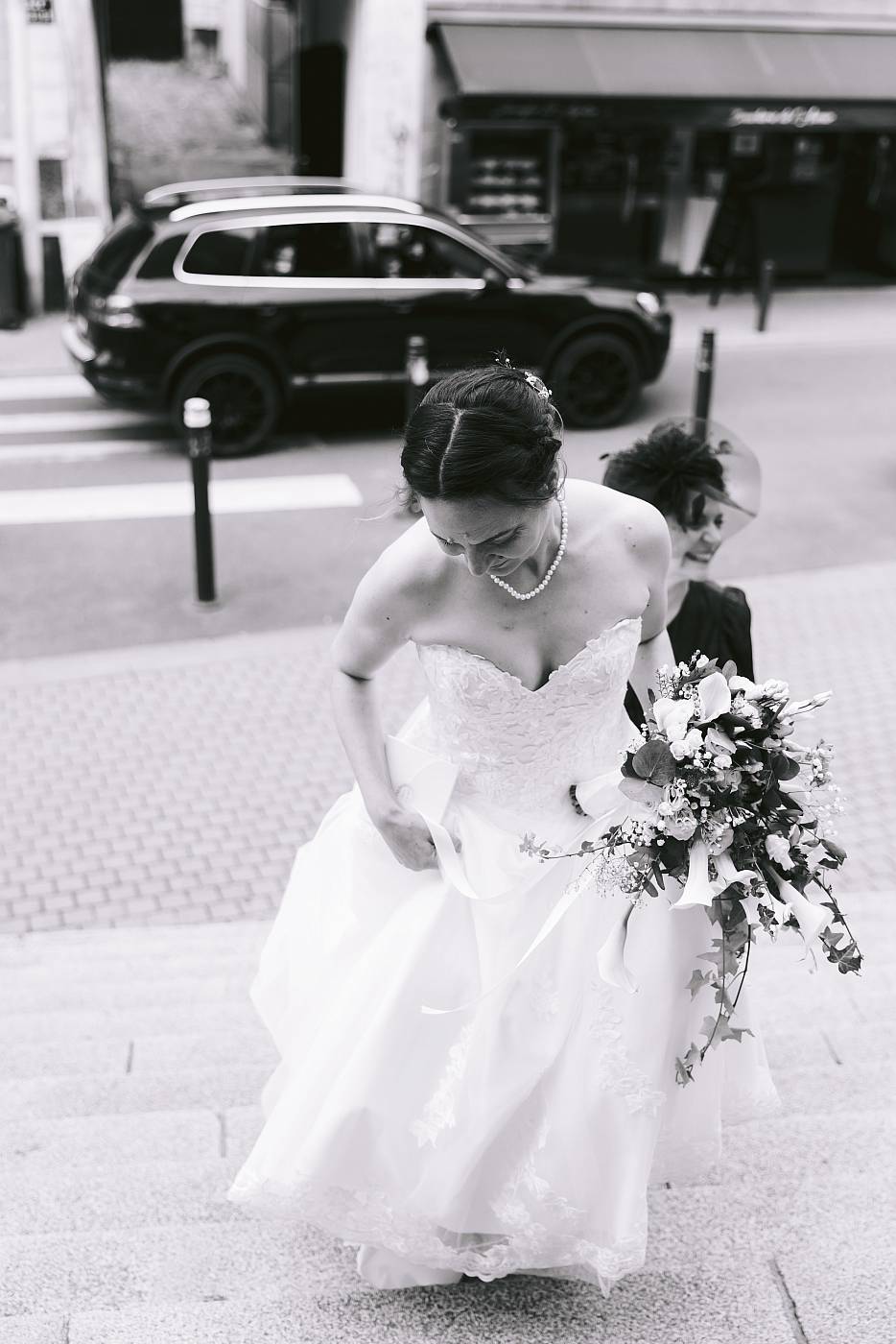 La mariée grimpant les marches de l'église de Montesson