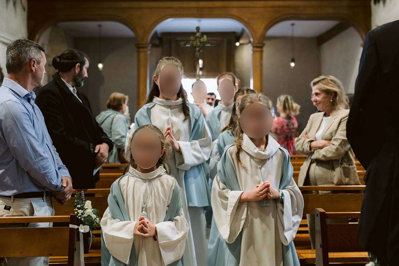 Les enfants de coeur précèdent les mariés lors de l'entrée à l'église