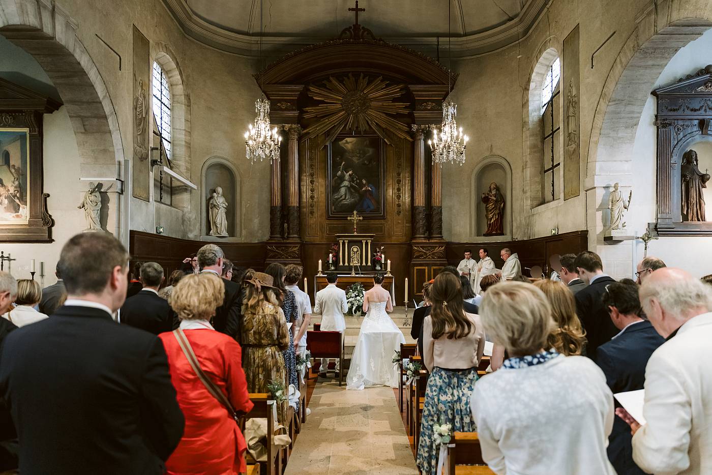 Les mariés et leurs invités dans l'église de Montesson