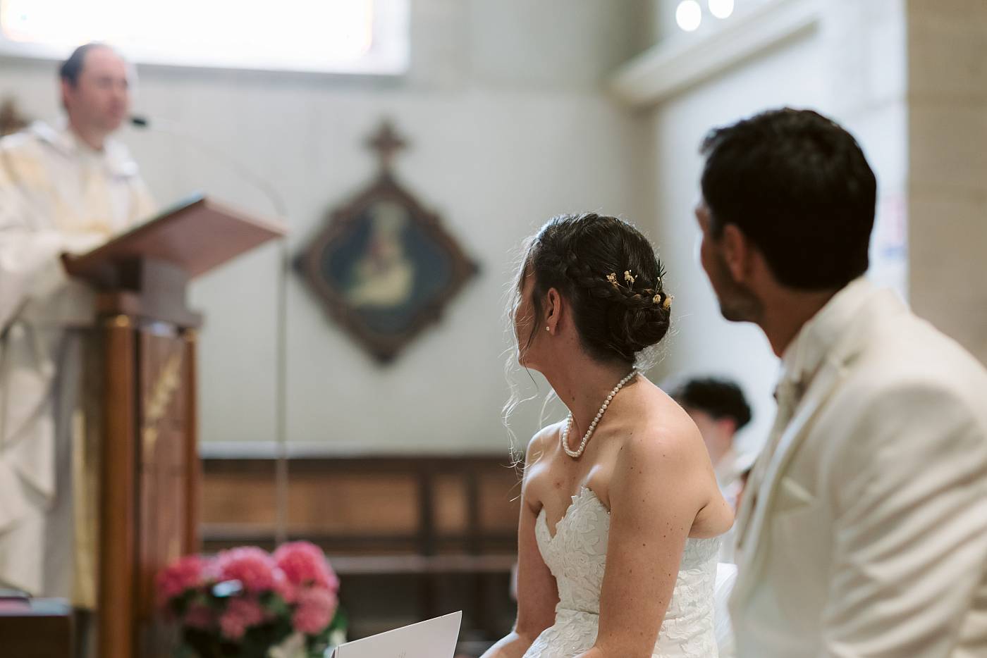 Le prêtre officie la cérémonie religieuse