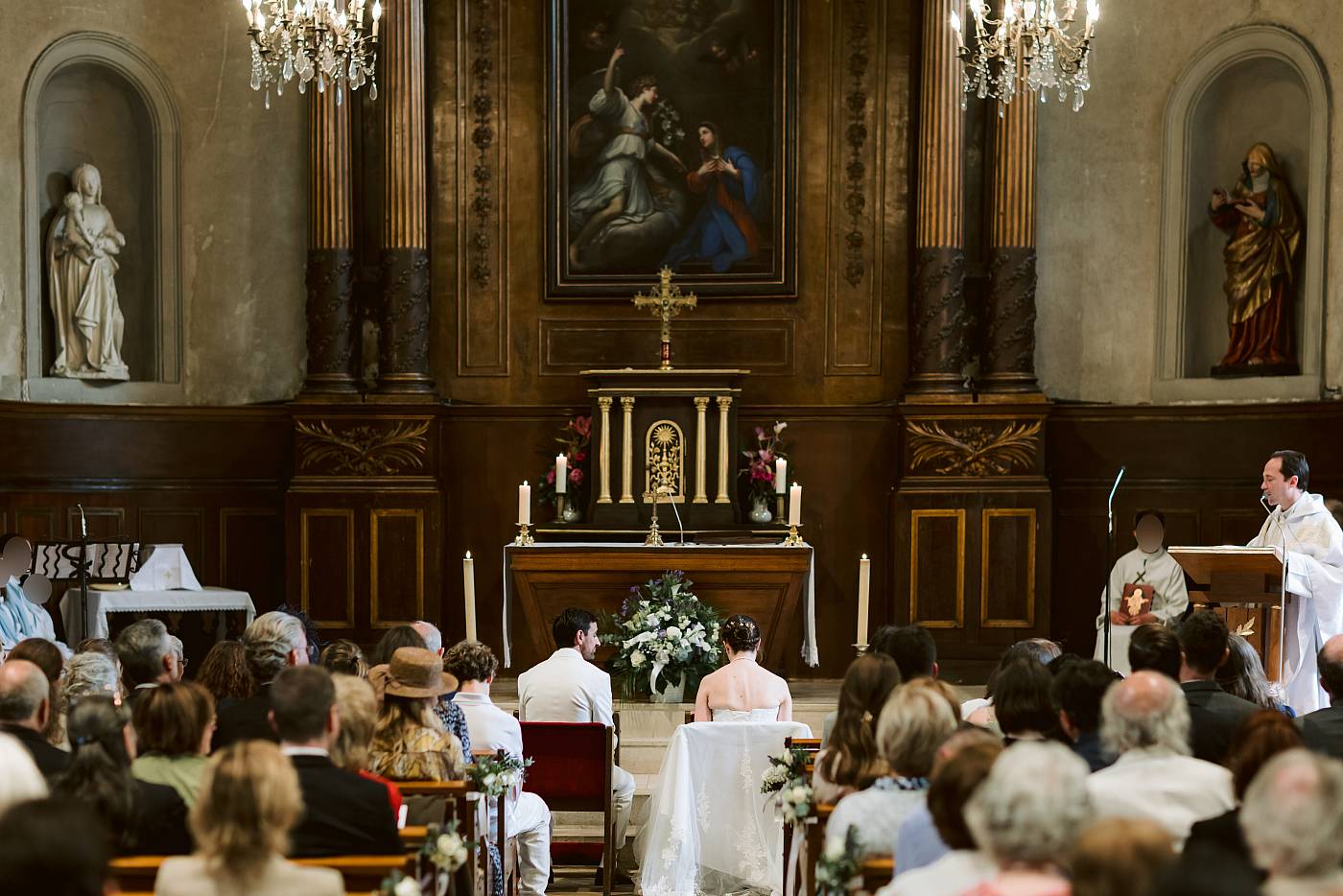 Vue de dos des mariés à l'église de Montesson