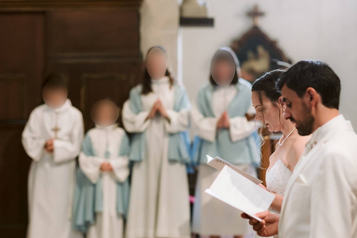 Les mariés et les enfants de coeur lors de la cérémonie à l'église