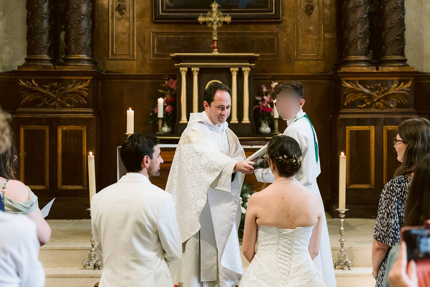 Les mariés échangent leurs voeux devant le prêtre