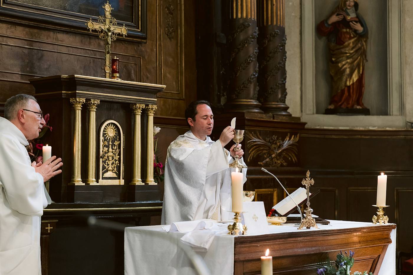 Le prêtre célèbre l’Eucharistie lors du mariage