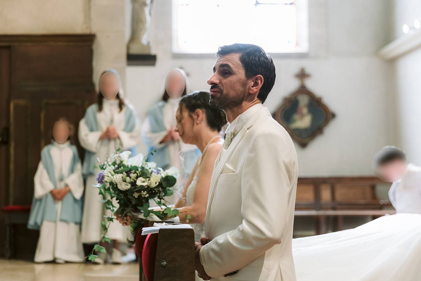 Les mariés agenouillés pendant la cérémonie religieuse