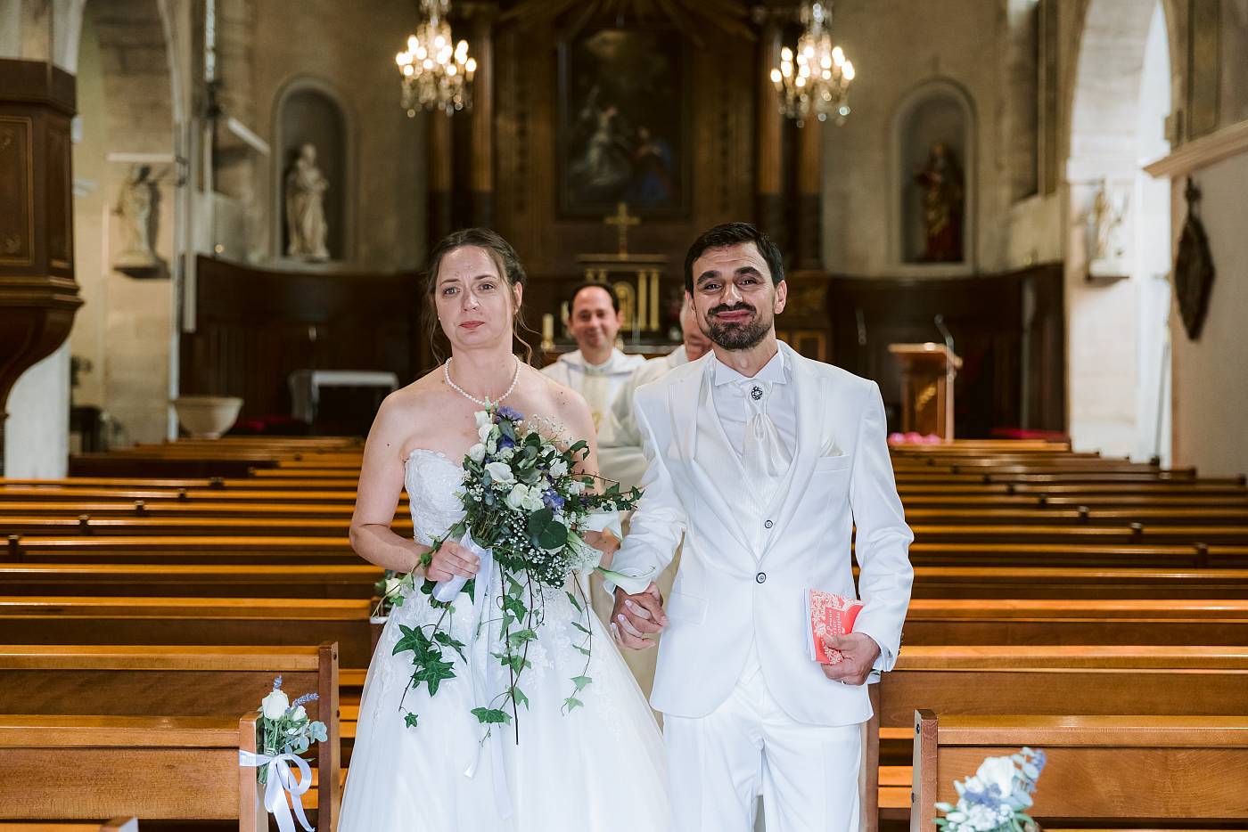 Les mariés quittent l'église main dans la main