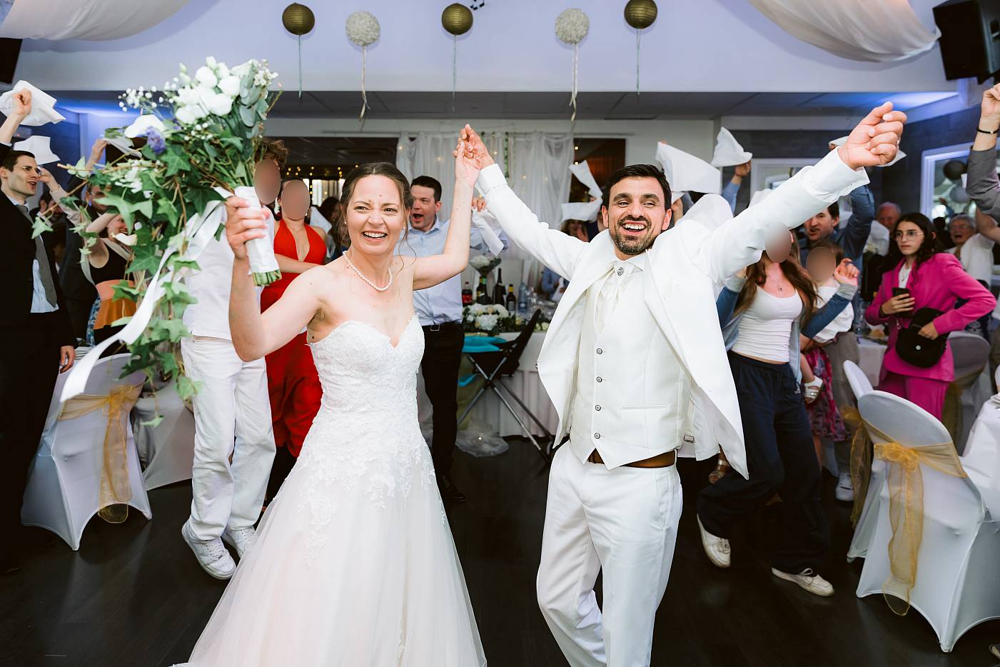 Les mariés applaudis par leurs invités