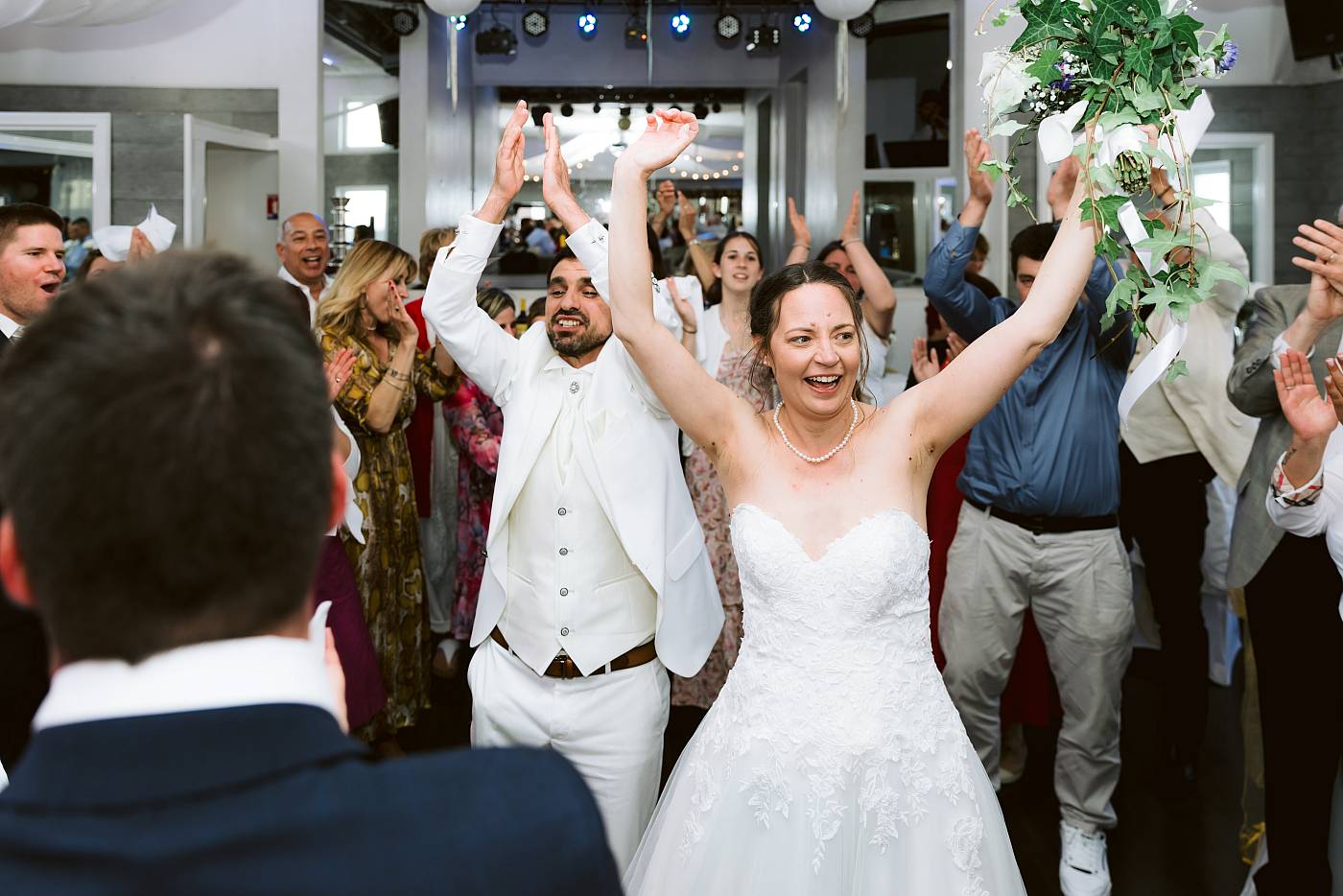 L'entrée en fanfare des mariés dans la salle de réception