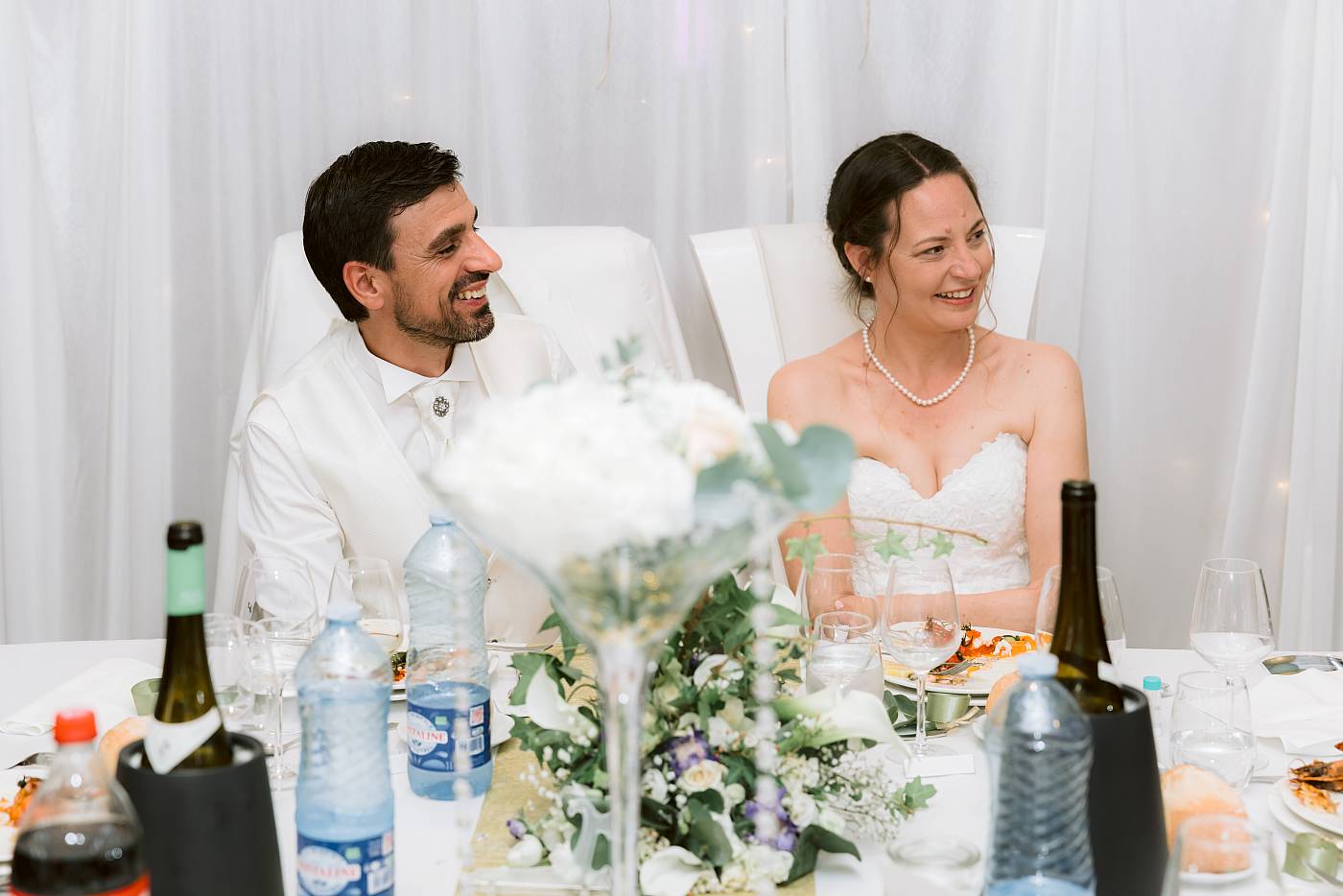 Portrait des mariés à la table d'honneur