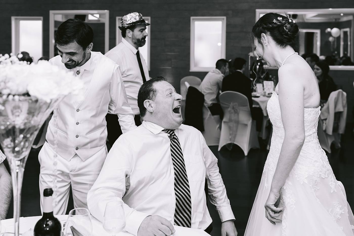 Fou-rire d'un invité durant la réception dans les Yvelines