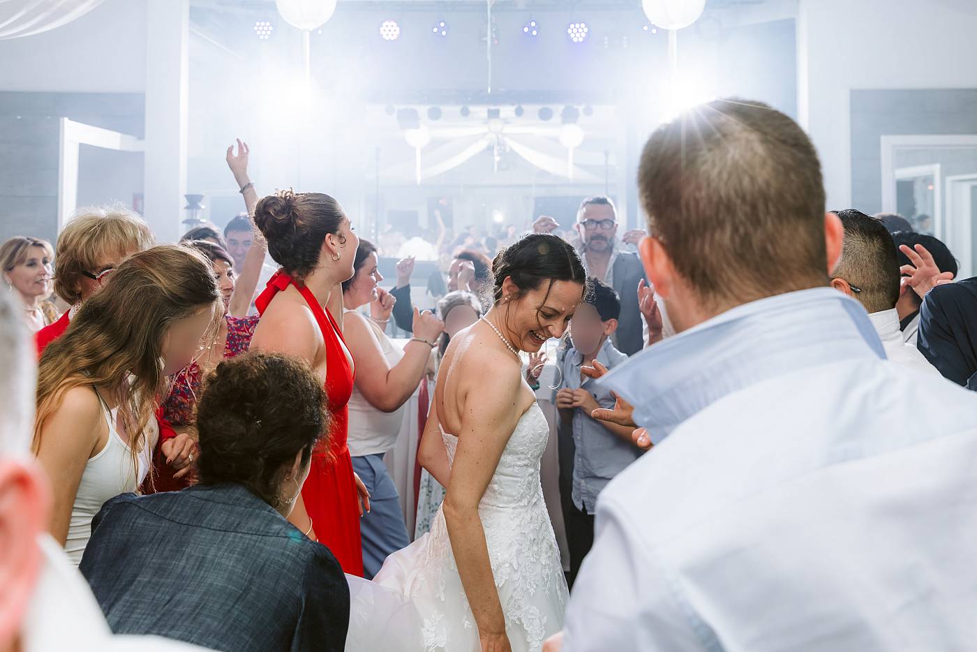 La mariée sur la piste de danse