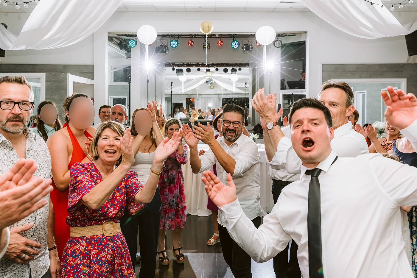 Les invités applaudissent le photographe de mariage