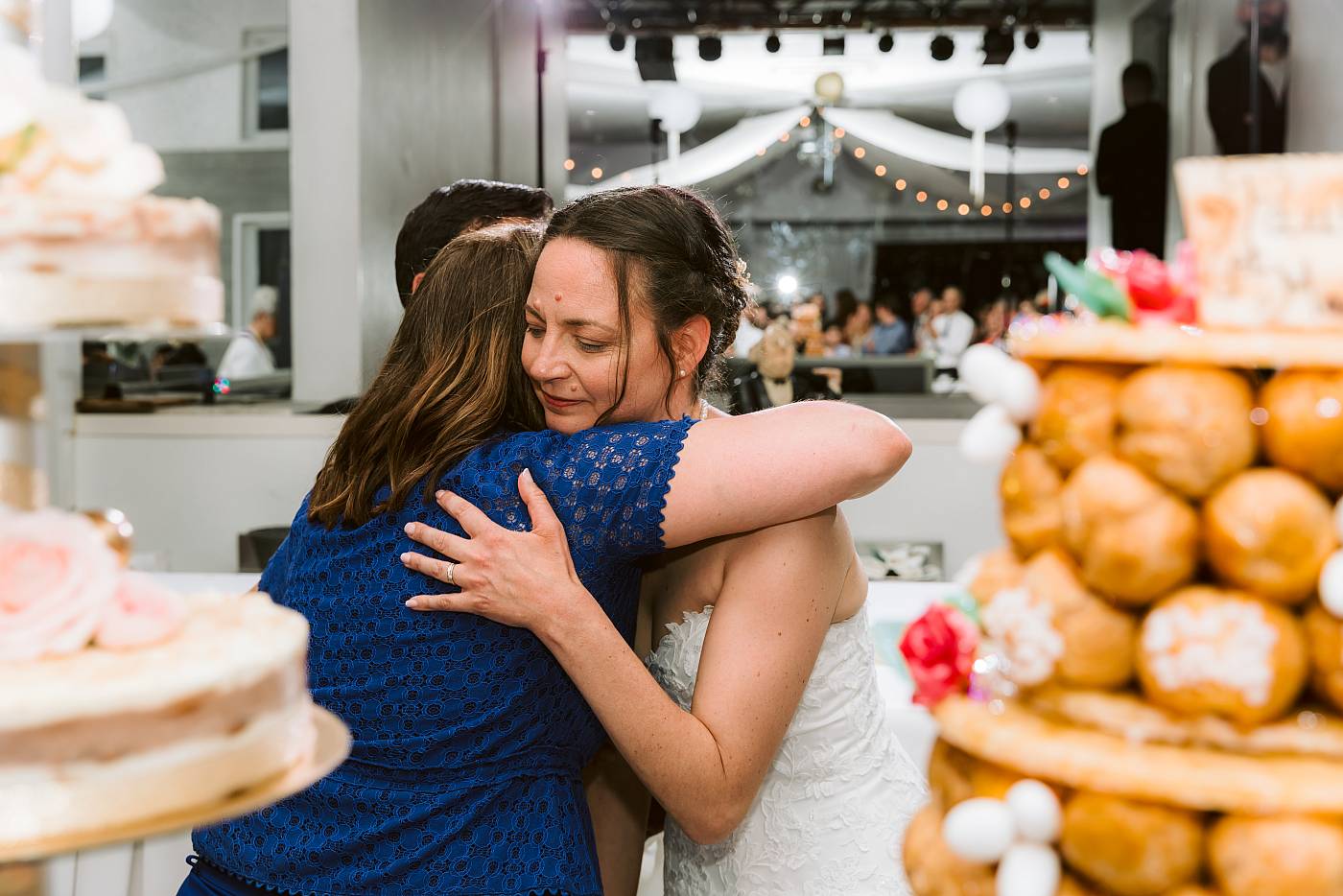 La mariée émue après le discours de ses invités