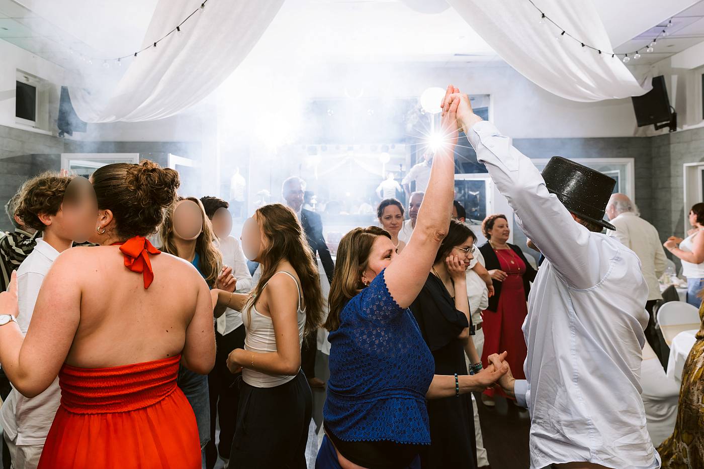 La soirée dansante du mariage se poursuit