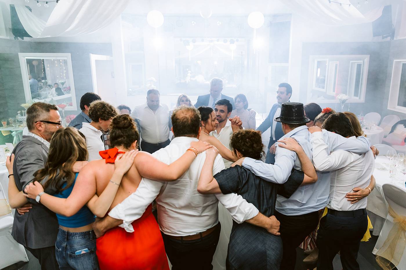 Danse des mariés au milieu de leurs invités