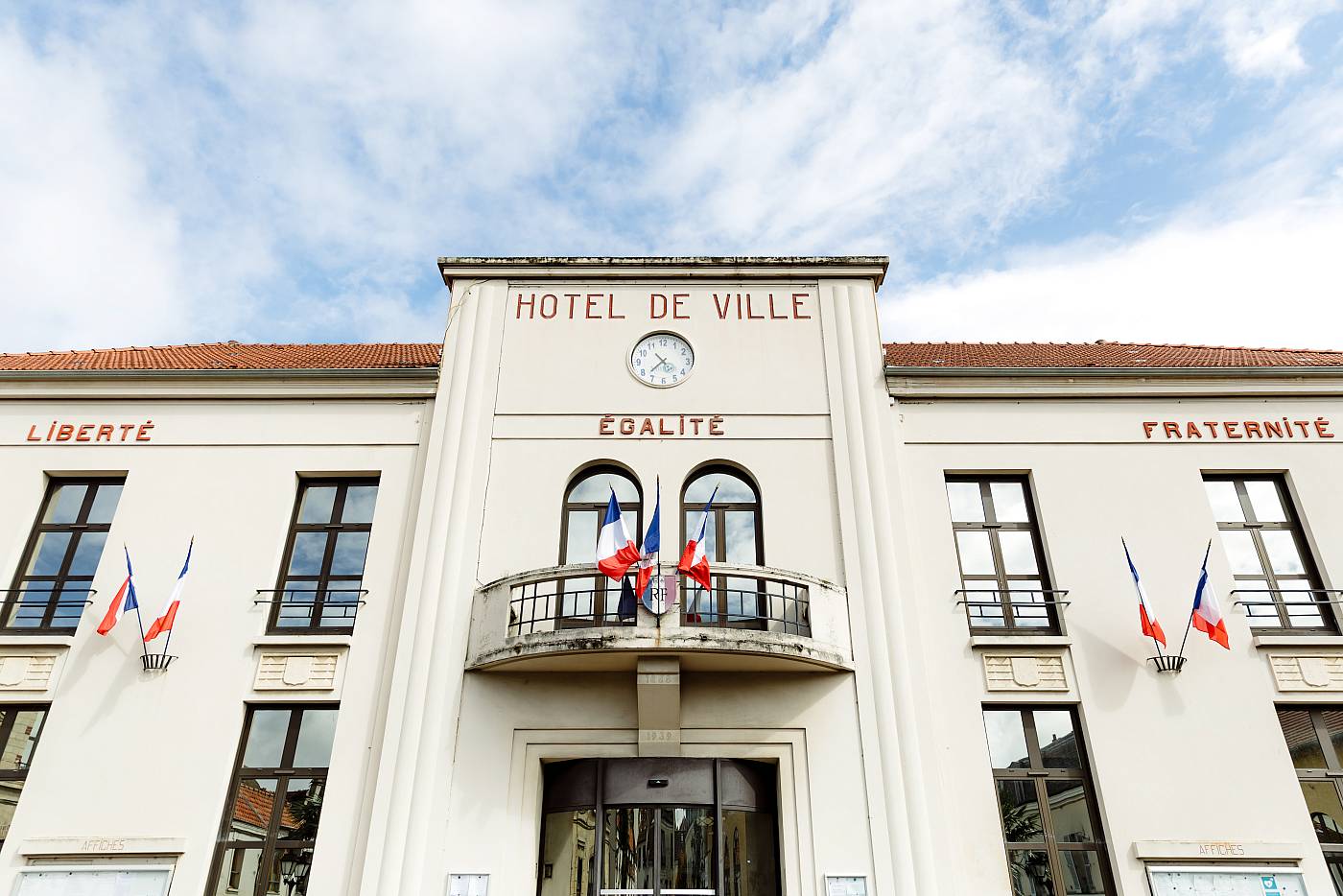 La façade de la mairie de Montesson dans les Yvelines