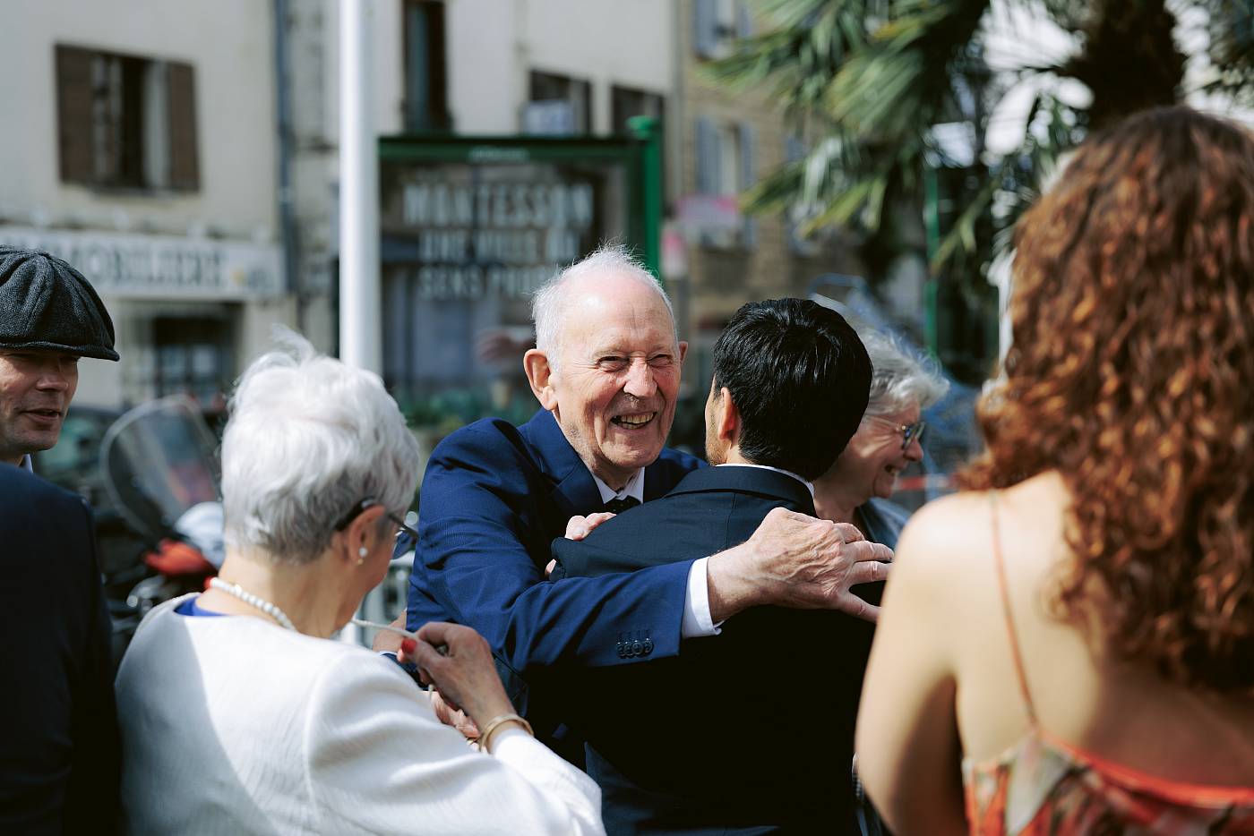 Les invités se rassemblent devant la mairie de Montesson