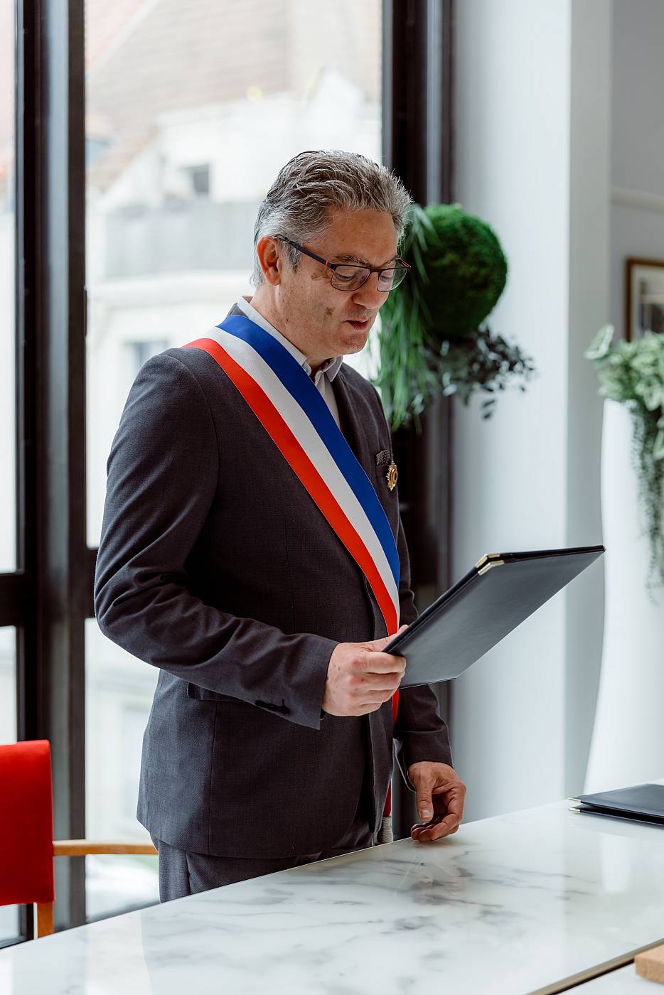 Le maire officie la cérémonie à la mairie de Montesson