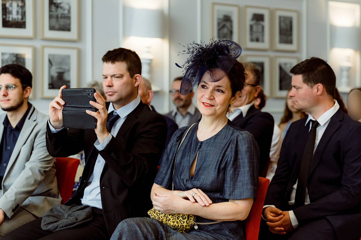 La mère de la mariée et son grand sourire aux lèvres