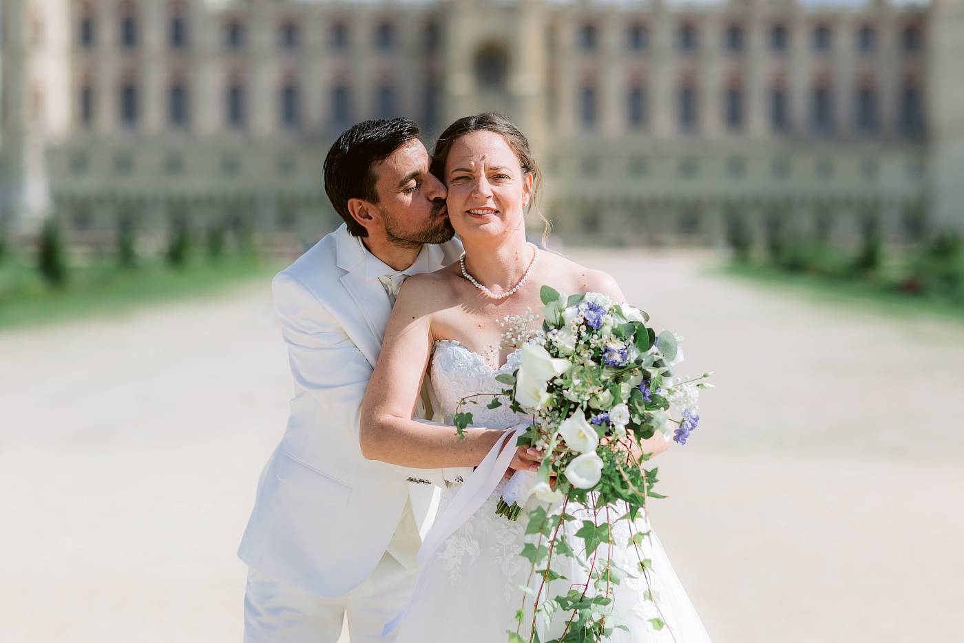 Le baiser du marié à la mariée au domaine national de Saint-germain-en-Laye