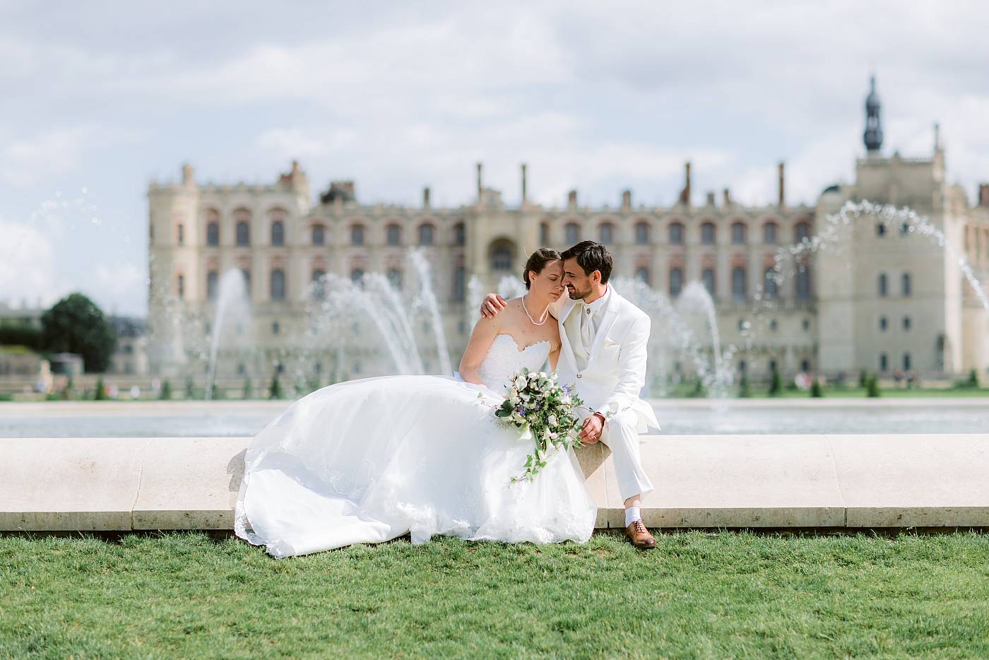 Pose des mariés devant le bassin royal du domaine de Saint-germain-en-Laye