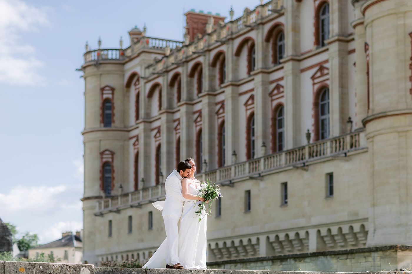 Le couple devant le château de Saint-Germain-en-Laye