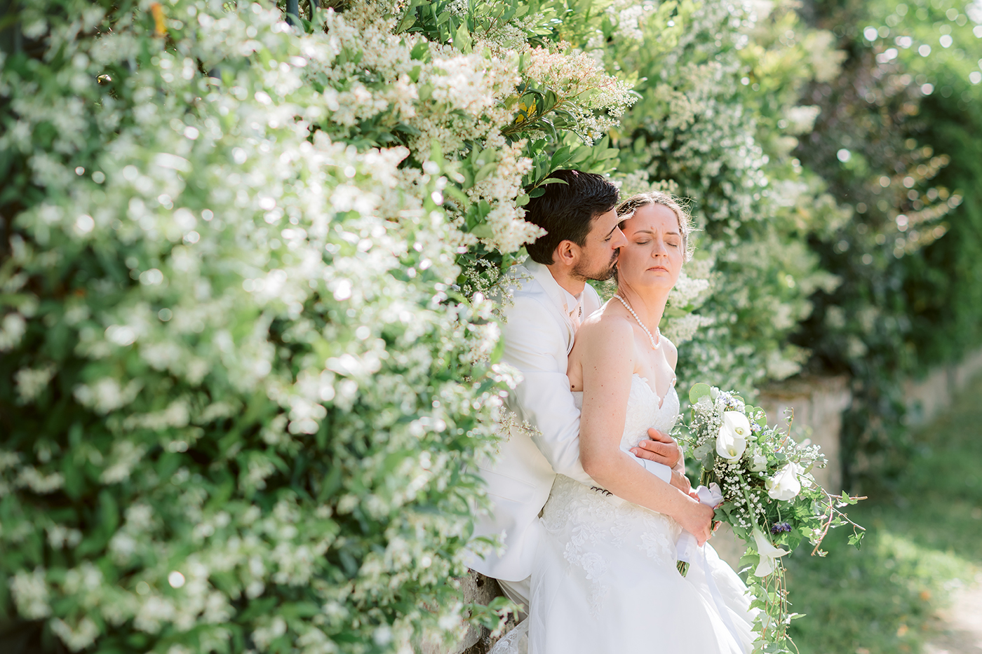 Photo de couple dans les fleurs de jasmin