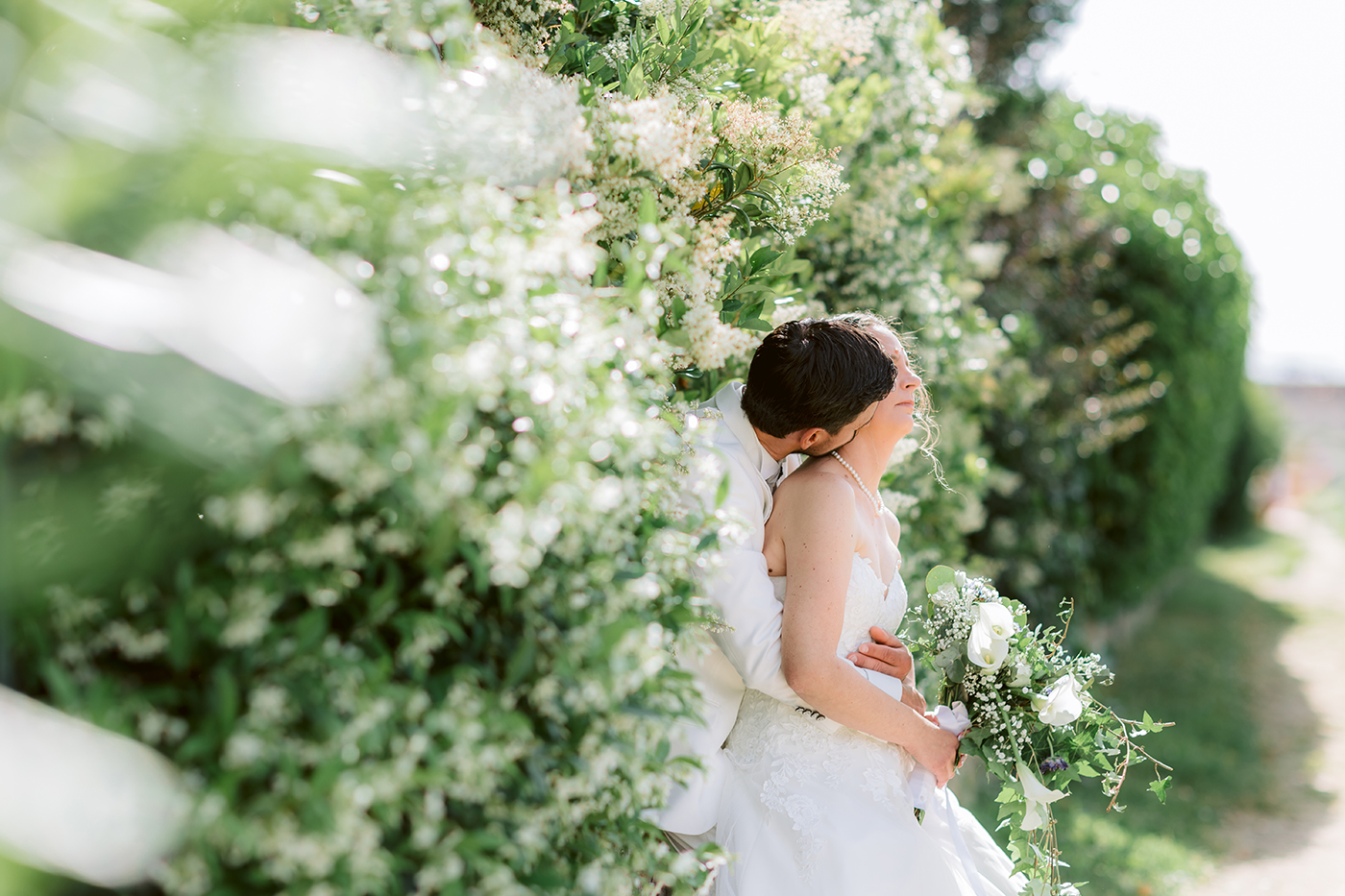 Photo de couple dans les buissons fleuris du parc de Saint-germain-en-Laye