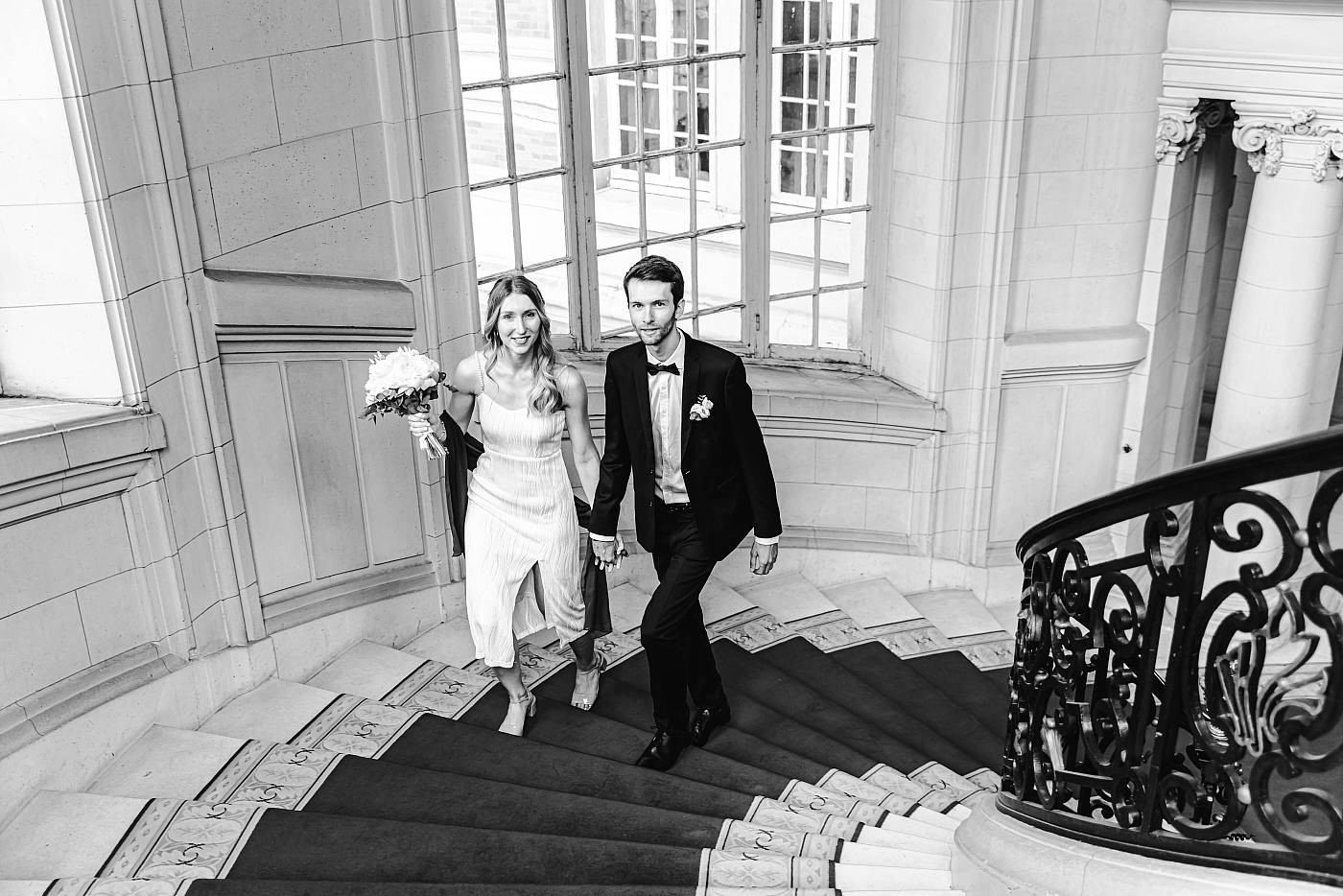 Les mariés grimpant les escalier de la mairie de Versailles
