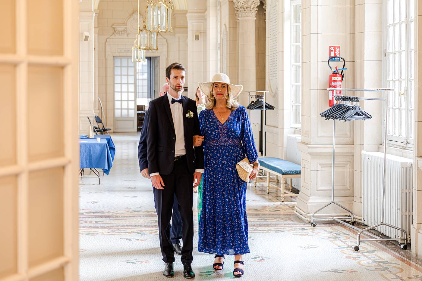 Le marié entre avec sa maman à la mairie de Versailles
