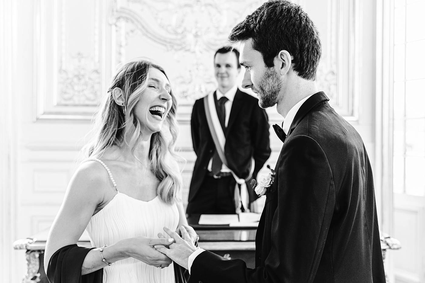 Le fou-rire de la mariée durant l'échange des alliances