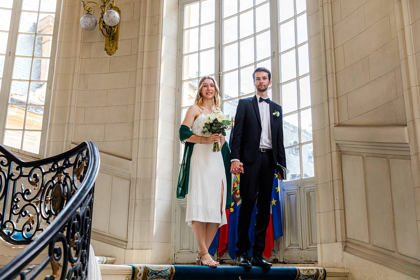 Portrait des mariés dans les escalier de la mairie de Versailles
