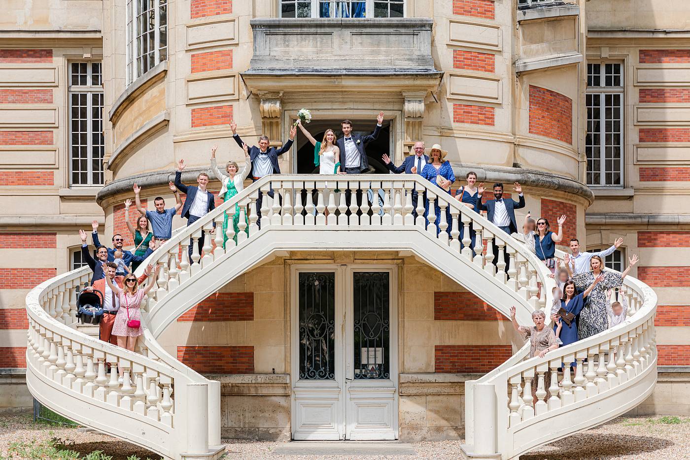 Photo de groupe dans le jardin de la mairie de Versailles