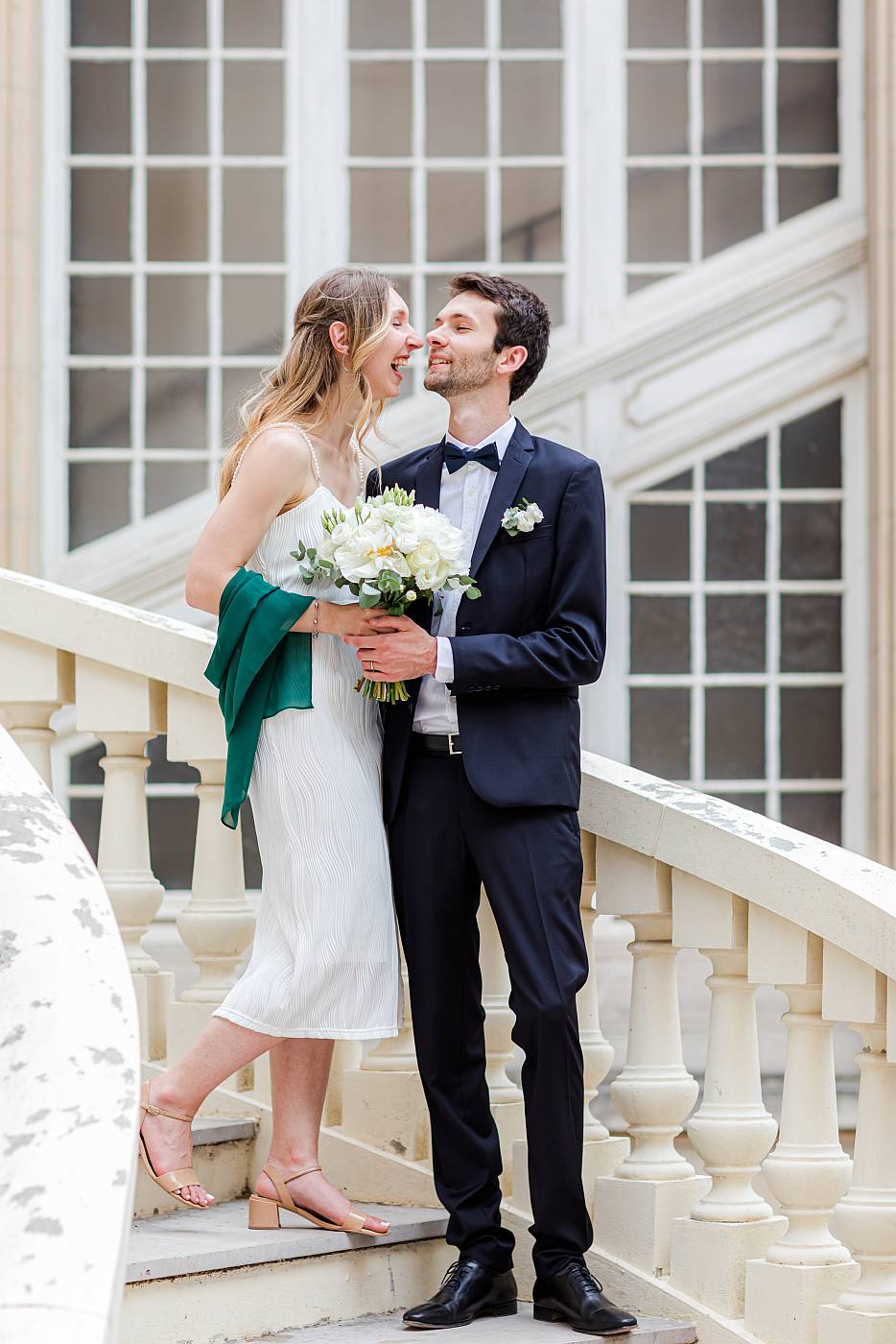 Les mariés s'amusent pendant les photos de couple