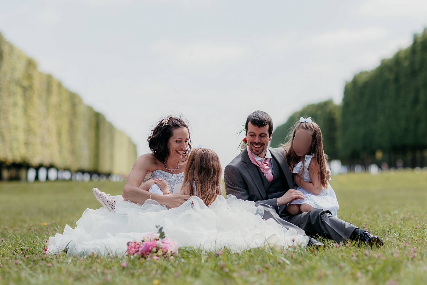 Les mariés et leur famille sur la pelouse du parc de Saint-Germain-en-Laye