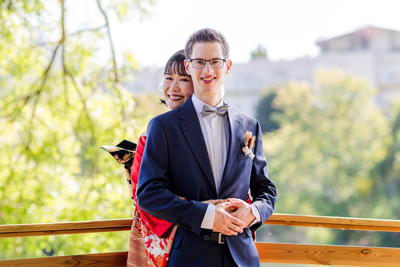 Pose formelle avec le grand sourire des mariés