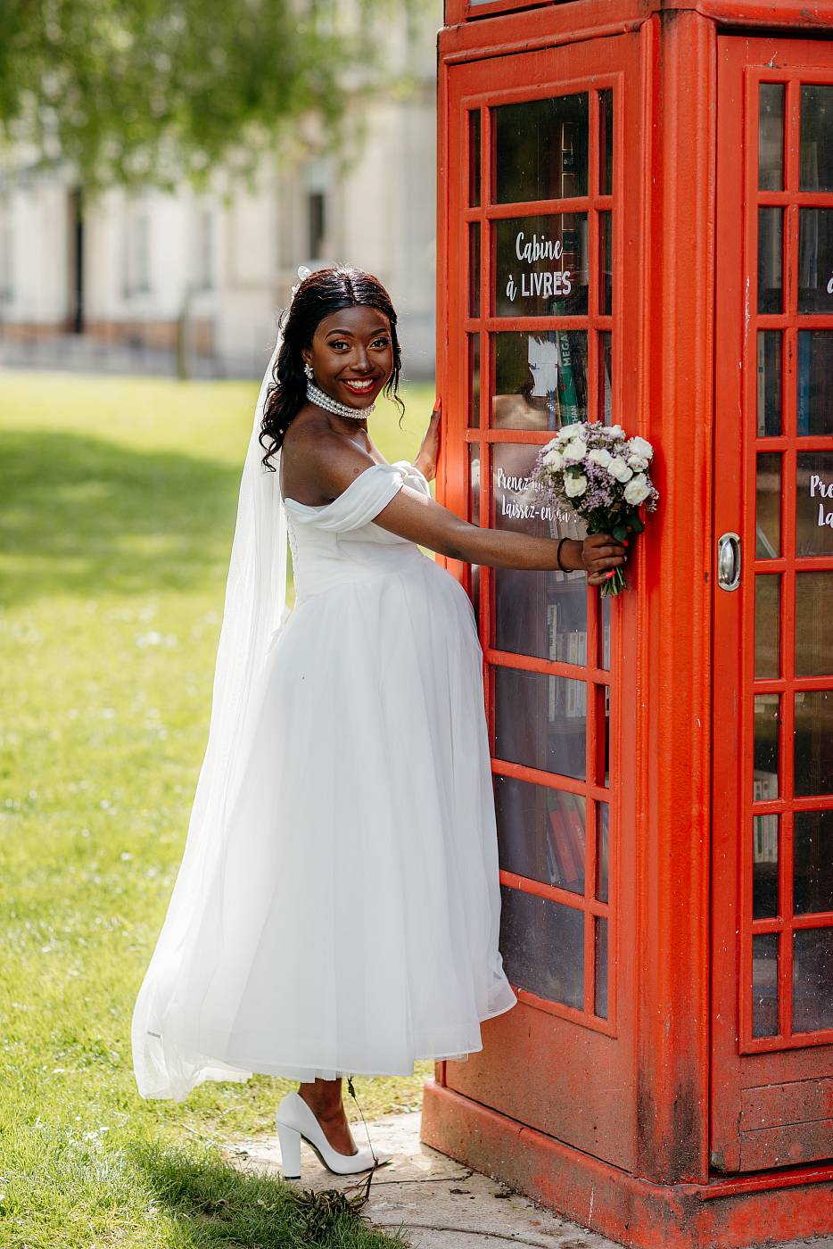 La mariée pose pour les photos de couple à Plaisir dans les Yvelines.