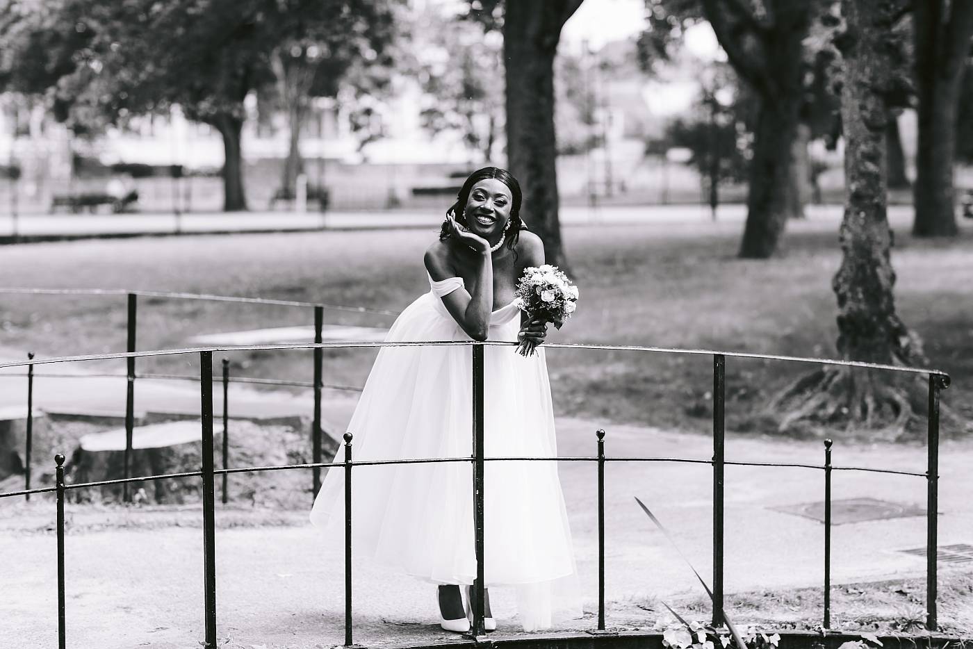 Pose de la mariée sur le petit pont qui enjambe le ru traversant le parc