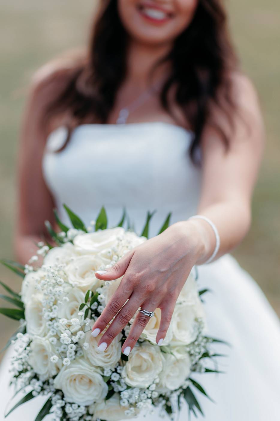 L'alliance de la mariée sur son bouquet